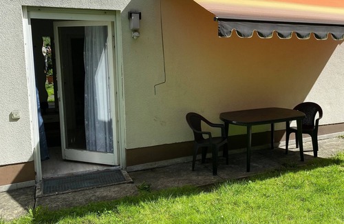 Fischach Apartment | Ferienzimmer Fischach mit Kochgelegenheit, Dusche und Terrasse