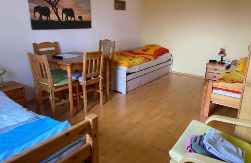 Wilhelmsdorf House | Ferienzimmer Oelhaf Zimmer in Gelb Self Check-In mit Key-Tresore