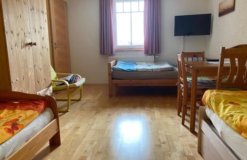 Wilhelmsdorf House | Ferienzimmer Oelhaf Zimmer in Gelb Self Check-In mit Key-Tresore