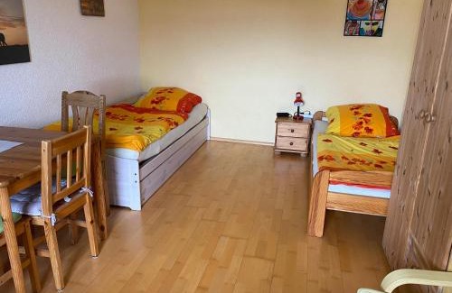 Wilhelmsdorf House | Ferienzimmer Oelhaf Zimmer in Gelb Self Check-In mit Key-Tresore
