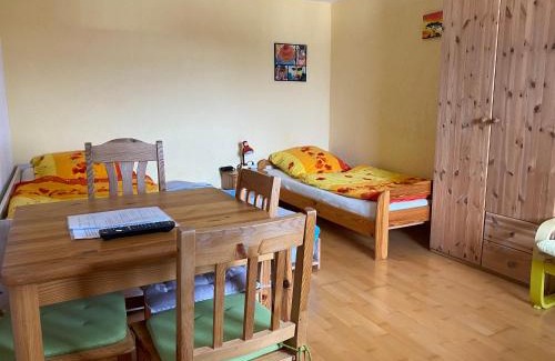 Wilhelmsdorf House | Ferienzimmer Oelhaf Zimmer in Gelb Self Check-In mit Key-Tresore