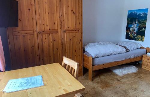 Wilhelmsdorf House | Ferienzimmer Oelhaf Zimmer in Blau Self Check-In mit Key-Tresore
