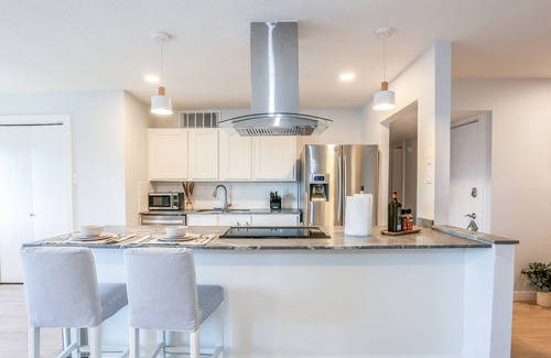 Allen House | Fermata l Modern l Cozy l Great Location l Sunset View l 3BR 2BA