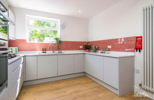 Mapperley House | Fern Cottage - 5 bedroom House free Parking