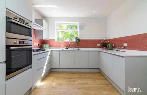 Mapperley House | Fern Cottage - 5 bedroom House free Parking
