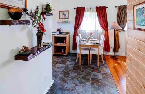 Mountain View Apartment | Fern Cottage Island Escape with Rainforest View!