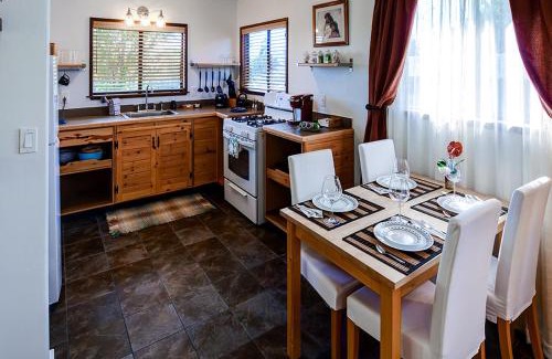 Mountain View Apartment | Fern Cottage Island Escape with Rainforest View!