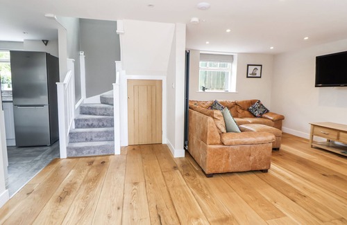 Tunstall Cottage | FERN COTTAGE, pet friendly, with a garden in Biddulph