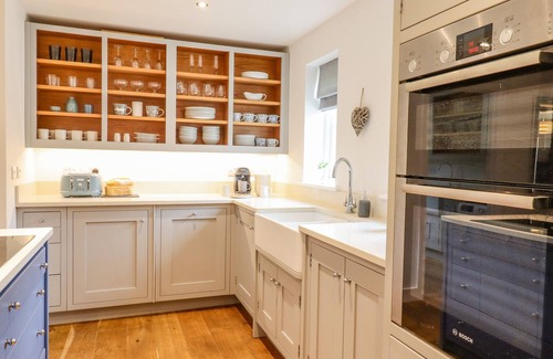 Elsworth Cottage | FERN COTTAGE, pet friendly, with open fire in Elsworth, Cambridge