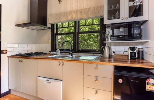 Mount Dandenong Cottage | Fern Cottage - Romantic spa cottage in Mount Dandenong