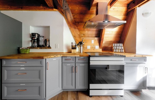 Baring House | Fern Haus: stunning mtn view, covered spa, pets + kids will love it!