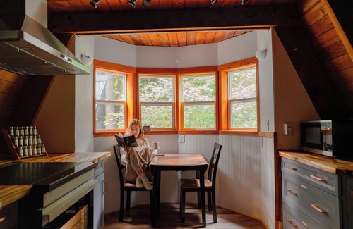 Baring House | Fern Haus: stunning mtn view, covered spa, pets + kids will love it!