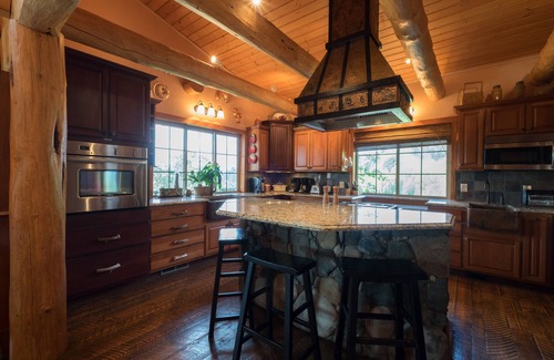 Monmouth House | Fern Hill Lodge - Luxury Log Retreat with Fishing Pond in Oregon Wine Country