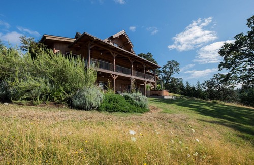 Monmouth House | Fern Hill Lodge - Luxury Log Retreat with Fishing Pond in Oregon Wine Country