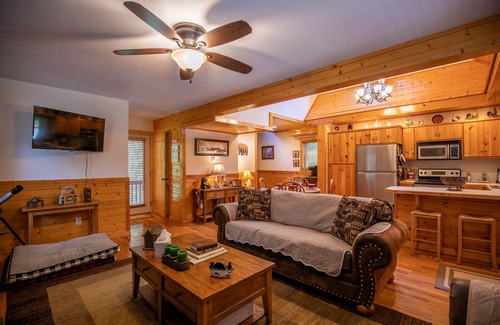 Piney Creek House | Fern Hollow - river access, privacy, pet friendly