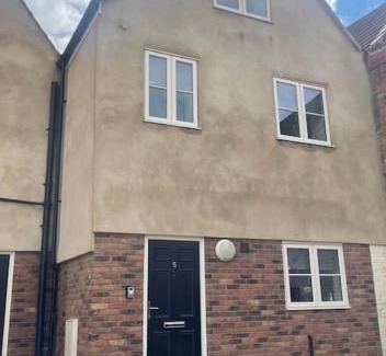 King's Lynn Apartment | Fern House - by Shortstays4u A Modern 2 bedroom Townhouse with free parking in the town centre!