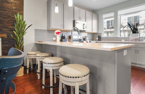 Katie Hill Neighborhood House | Fern Oasis 14–Sleeps 6–Perfect Family Retreat