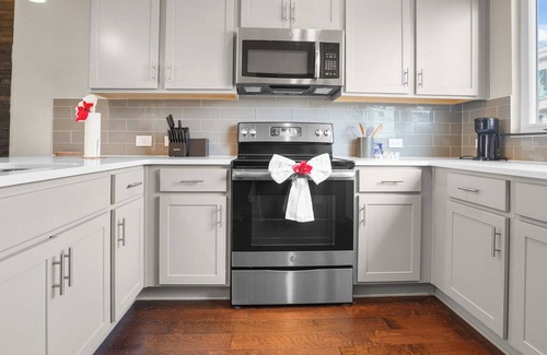 Katie Hill Neighborhood House | Fern Oasis 14–Sleeps 6–Perfect Family Retreat