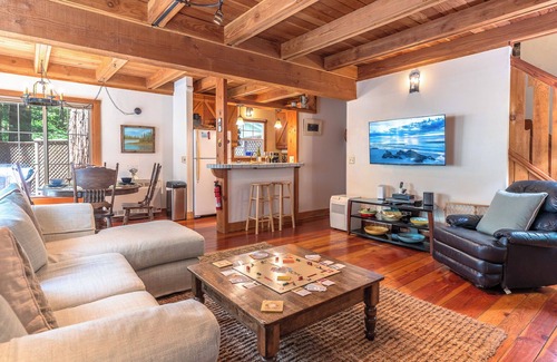 Guerneville House | Fern Woods-Enchanting Redwood Cabin w/Sprawling DECKS! -HtTb/WiFi/Pup