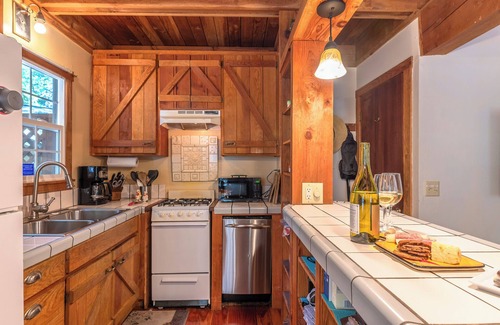 Guerneville House | Fern Woods-Enchanting Redwood Cabin w/Sprawling DECKS! -HtTb/WiFi/Pup