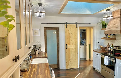 Ferndale House | Ferndale Retreat! Entertaining house with Hot-tub, back yard, & BBQ.