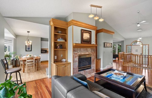 Hawkwood Apartment | Ferngully | Backyard | Gym | Clawfoot Tub | Garage