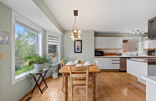 Hawkwood Apartment | Ferngully | Backyard | Gym | Clawfoot Tub | Garage