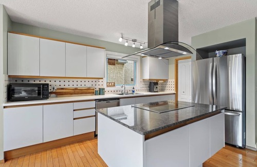 Hawkwood Apartment | Ferngully | Backyard | Gym | Clawfoot Tub | Garage