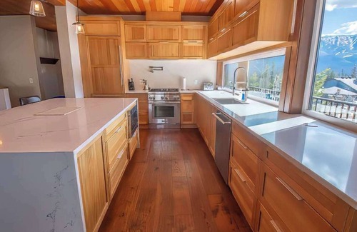 East Kootenay House | Fernie - Ski in/out Snow Creek Cabin #507