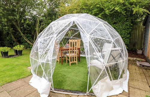 Wisbech Cottage | FERNLEIGH VILLA ANNEXE, pet friendly, with pool in Upwell