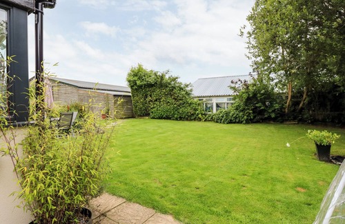Wisbech Cottage | FERNLEIGH VILLA ANNEXE, pet friendly, with pool in Upwell
