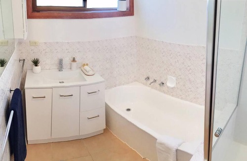 Norlane Apartment | FERNLY BFast, Pets, WiFi Nflx AC Walk2Pizza Liquor Deli,