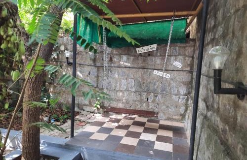 Adyar House | Ferns Villa, 2BHK fully furnished independent house with AC, garden, on premise parking, for large groups, kulshekar, mangalore