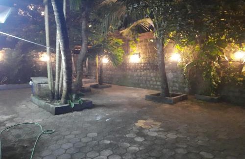 Adyar House | Ferns Villa, 2BHK fully furnished independent house with AC, garden, on premise parking, for large groups, kulshekar, mangalore
