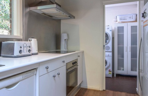 Kalorama House | Fernview On Falls - This three-bedroom house is filled with light and surrounded by tall trees, and native gardens.