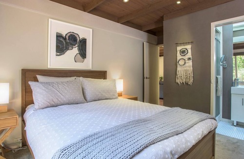 Kalorama House | Fernview On Falls - This three-bedroom house is filled with light and surrounded by tall trees, and native gardens.