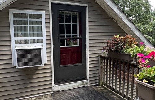 Milford Apartment | Fernwood Guesthouse Highview Room, private entrance, near Dreams Pk, Arnold Lake