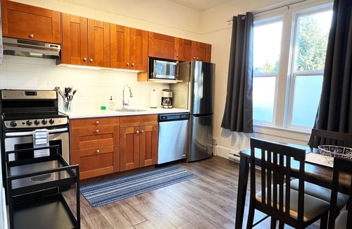 Fernwood Apartment | Fernwood House - Renovated Large King Bed Studio ★ ★ ★ ★ ★