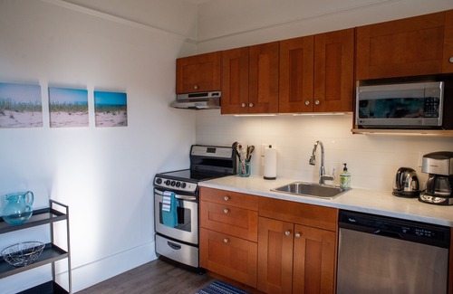 Fernwood Apartment | Fernwood House - Renovated Large King Bed Studio ★ ★ ★ ★ ★
