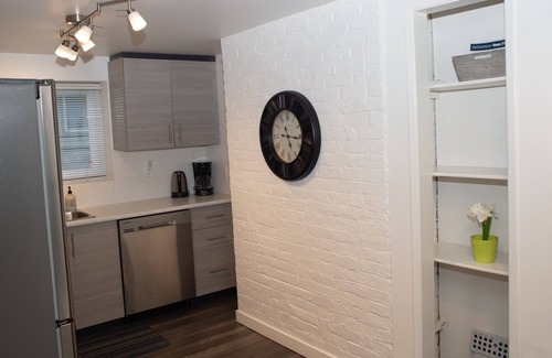 Fernwood Apartment | Fernwood House - Renovated Modern One Bedroom ★ ★ ★ ★ ★