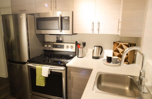 Fernwood Apartment | Fernwood House - Renovated Modern One Bedroom ★ ★ ★ ★ ★