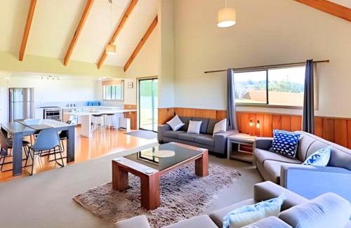 Burnt Pine House | Ferny Lane House