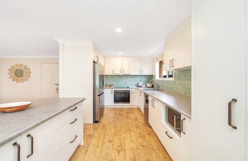 Booker Bay Villa | Ferry Breeze Ettalong Beach