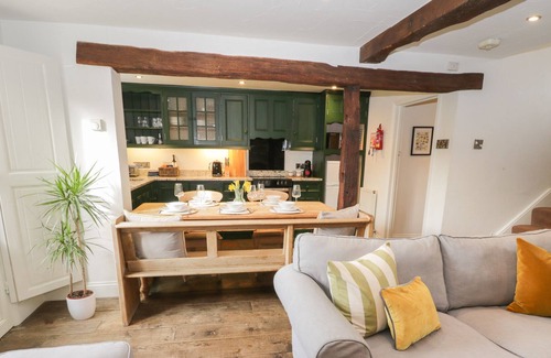 Acaster Malbis Cottage | FERRY COTTAGE 3-BED, family friendly, with a garden in Acaster Malbis
