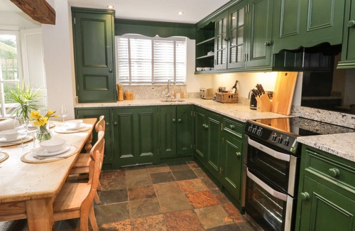 Acaster Malbis Cottage | FERRY COTTAGE 3-BED, family friendly, with a garden in Acaster Malbis
