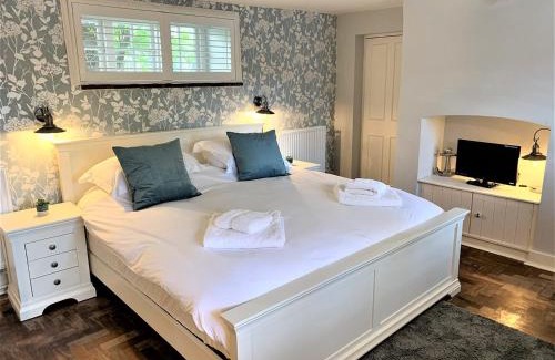 Moulsford on Thames Hotel | Ferryman`s Cottage at The Beetle & Wedge