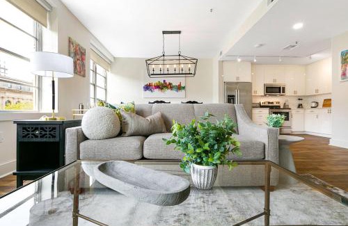 Central Business District Apartment | Festive 4BR Condo in the Heart of NOLA