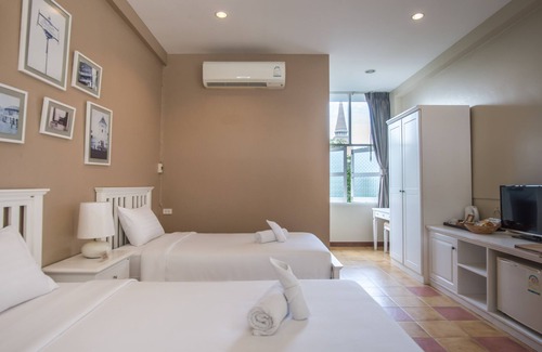 Wat Ratchabophit House | Feung Nakorn Balcony Rooms and Cafe