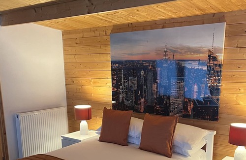 Ockbrook Cabin | Few minutes from NEC & B’ham airport, cosy log cabin self catering sleeps 4