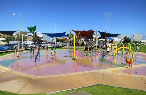 Geraldton House | Few Steps Into Town - Corner House